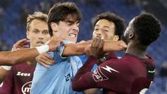 Pemain Lazio, Matteo Cancellieri, bersitegang dengan pemain Salernitana, Boulaye Dia, pada laga Liga Italia di Stadion Olympic, Roma, Minggu (30/10/2022). (AP/Gregorio Borgia)