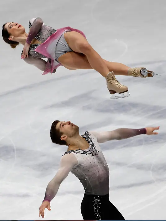Pasangan atlet Figure Skating Italia, Nicole Della Monaca dan Matteo Guarise mencoba menampilkan keindahannya dalam menari di atas seluncur es pada Figure Skating World Championships di Assago, dekat Milan, Rabu (21/3). (AP Photo/Luca Bruno)