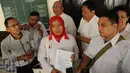 ACTA memberikan keterangan usai mendaftarkan gugatan class action terhadap Basuki Tjahaja Purnama di PN Jakarta Utara, Kamis (8/12). Gugatan yang dilayangkan untuk menuntut ganti kerugian atas apa yang telah dilakukan ‎Ahok. (Liputan6.com/Helmi Afandi)