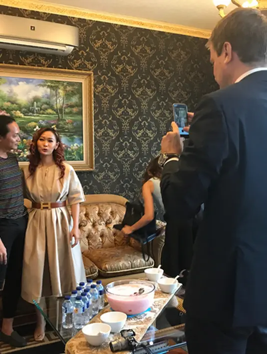 "Saya bangga jadi anak Indonesia,saya selalu percayadiri dgn segala keterbatasan, kekurangan dan juga sedikit kelebihan saya, belajar dgn berjalannya waktu." Tulis Inul dalam keterangan foto sambil memegang majalah Time. (Instagram/inul.d)