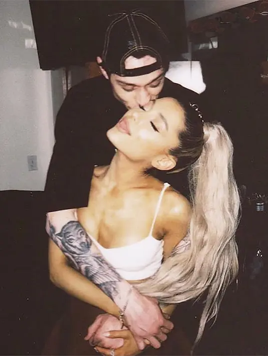 Ariana Grande dan Pete Davidson semakin lengket. Mereka bahkan bertunangan usai beberapa minggu pacaran. (instagram/arianagrande)