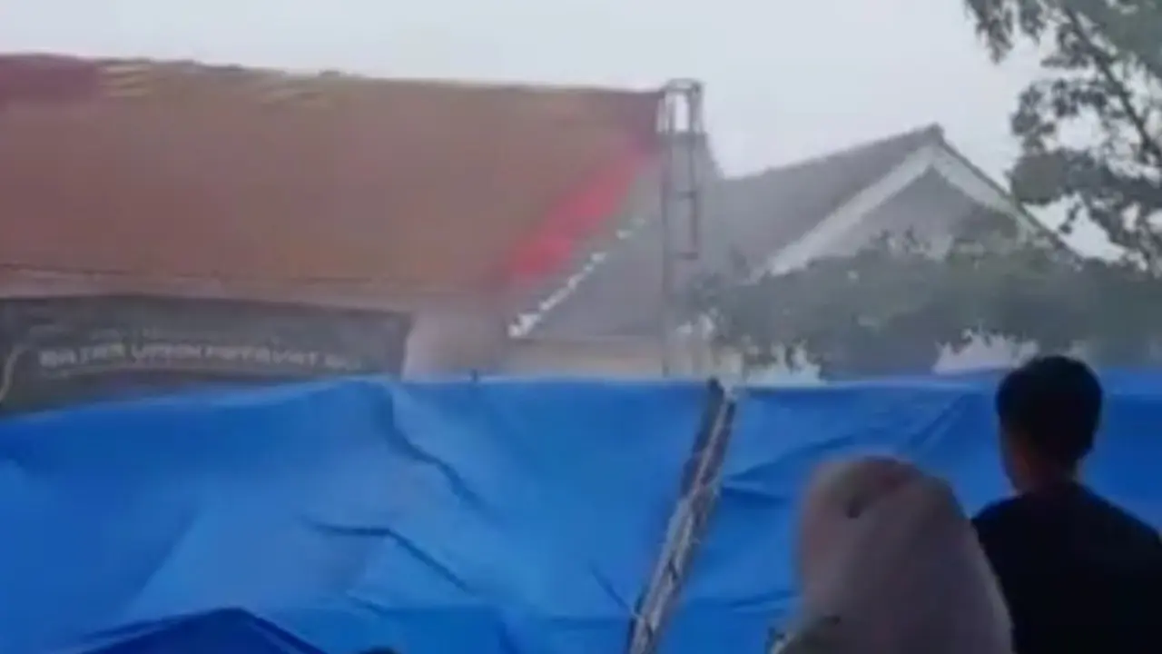 Angin puting beliung di Kecamatan Gambiran Banyuwangi merobohkan tenda bazar Fatayat NU Setempat. (Istimewa).