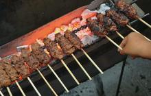 Mencicipi Sate Sapi Bumbu Kacang Pedas Legendaris di Mojokerto, Tak Pernah Sepi Pembeli sejak 50 Tahun Silam