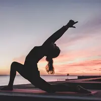 Yoga pagi membantu menyeimbangkan tubuh dan pikiran, meningkatkan fokus, serta menghadirkan ketenangan untuk memulai hari dengan energi positif. (Foto: Derekpics/Pixabay)