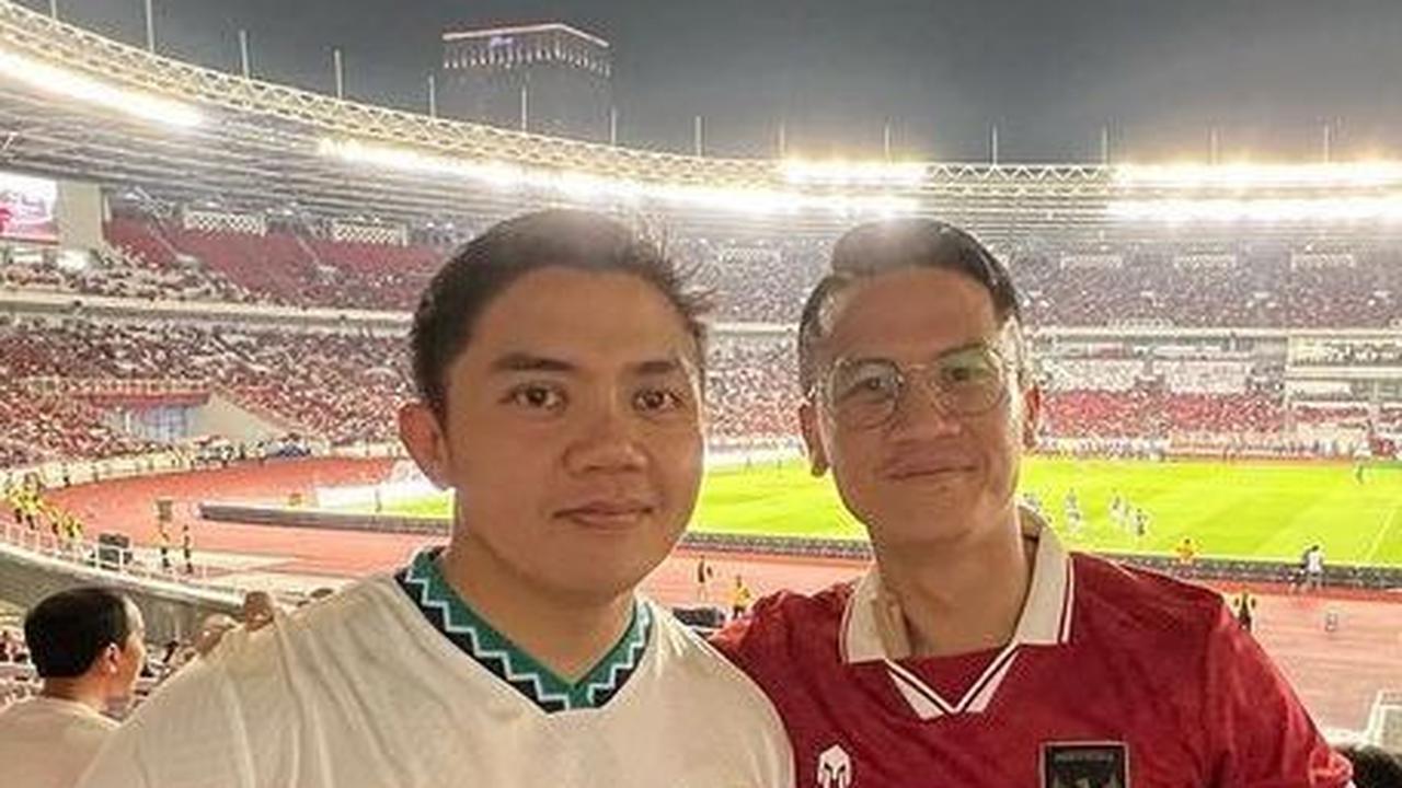 Tidak sendiri, tampak berpose dengan Mayor Teddy Indra Wijaya. <br>