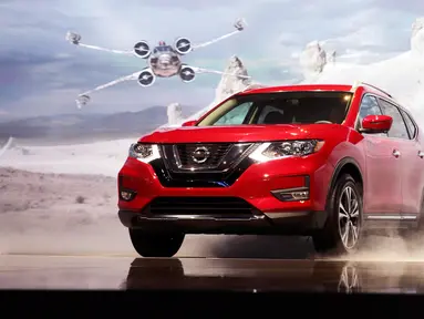 Nissan memperkenalkan produk terbarunya Nissan Rogue Star Wars Edition 2017 di Los Angeles Auto Show 2016, California, 16 November 2016. Nissan Rogue One Star Wars Edition hanya akan dibuat 5.400 unit. (REUTERS/Lucy Nicholson)