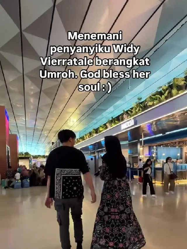 Kevin Aprilio Ikut Antarkan Widy Vierratale Berangkat Umrah (credit: instagram/kevinaprilio)