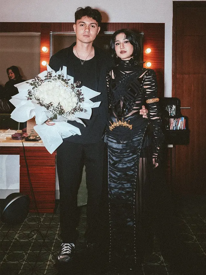 Nyoman Paul Setia Menemani, Gaya Gothic Glam ala Keisya Levronka di Gala Premiere Film Pamali: Tumbal