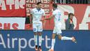 Pemain Hoffenheim, Kerem Demirbay (Kanan) dan rekannya Nadiem Amiri merayakan gol ke gawang Bayern Munich pada laga Bundesliga di Stadion Alianz Arena, Munich, (5/11/2016). (EPA/Andreas Gebert)