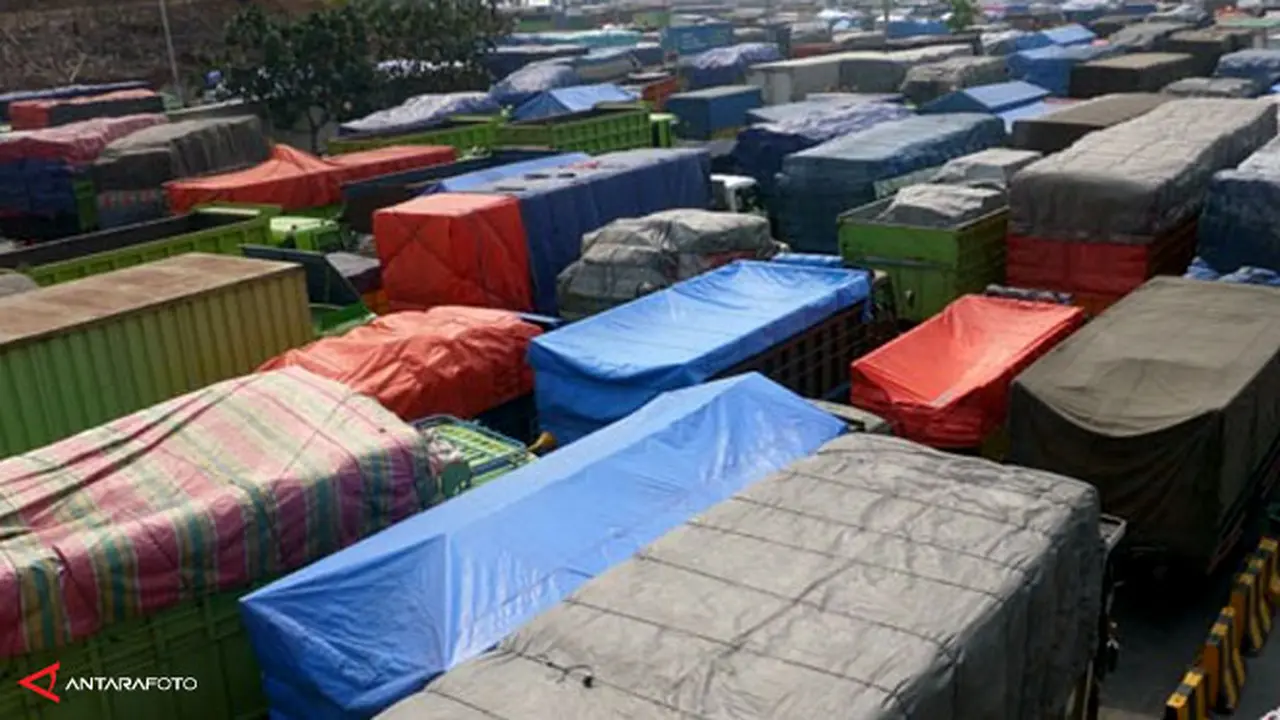 pelabuhan-truk130530c.jpg