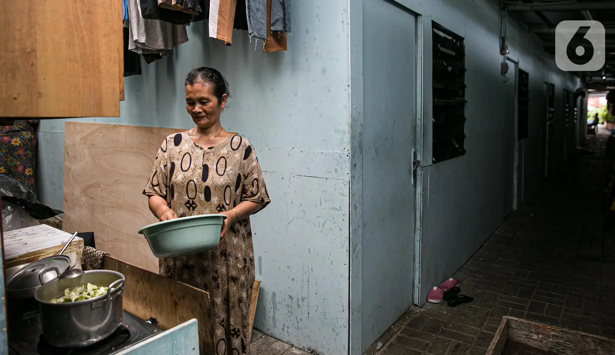 Seorang ibu memasak di depan rumah di kawasan Kampung Akuarium, Jakarta, Selasa (17/2/2021). Badan Pusat Statistik (BPS) mengungkapkan jumlah penduduk miskin Indonesia pada September 2020 mencapai 27,55 juta orang, meningkat 2,76 juta dibandingkan posisi September 2019. (Liputan6.com/Faizal Fanani)