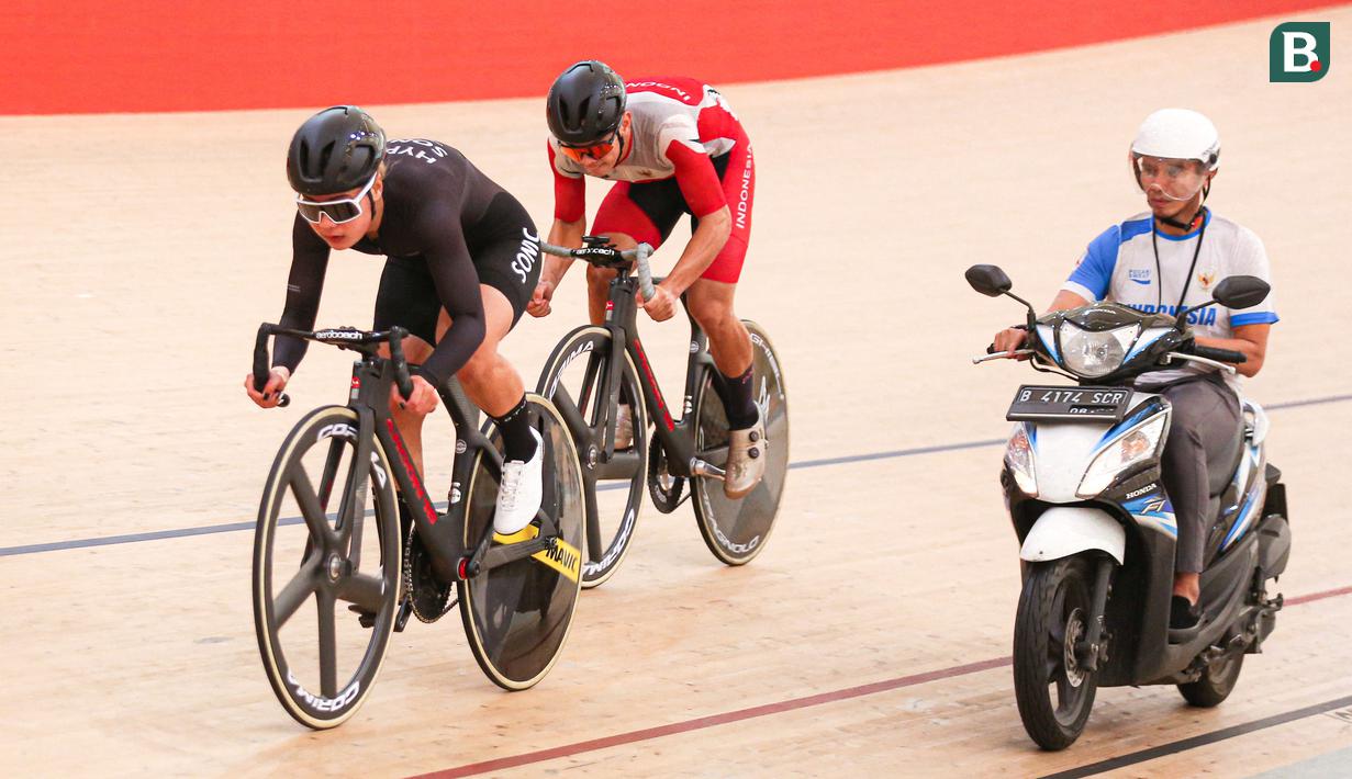 Pebalap putri Indonesia, Ayustina Delia Priatna (kiri) dan pebalap putra Indonesia, Bernard Benyamin Van Aert (tengah) memacu sepedanya diiringi pelatih Dadang Haris Purnomo saat berlatih untuk persiapan UCI Track Nations Cup 2023 di Jakarta International Velodrome, Rawamangun, Jakarta Timur, Kamis (16/02/2023). Ajang UCI Track Nations Cup 2023 akan berlangsung pada 23-26 Februari 2023. (Bola.com/Bagaskara Lazuardi)