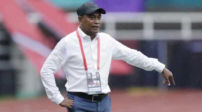 Pelatih Kalteng Putra, Kas Hartadi, saat melawan Persita Tangerang pada laga Liga 2 di Stadion Pakansari, Jawa Barat, Selasa (4/12). Kalteng menang 2-0 atas Persita. (Bola.com/M. Iqbal Ichsan)