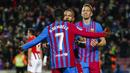 Penyerang Barcelona, Memphis Depay (tengah) berselebrasi usai mencetak gol ke gawang Athletic Bilbao selama pertandingan La Liga Spanyol di di stadion Camp Nou di Barcelona, Spanyol, Senin (28/2/2022). Dengan kemenangan ini Barcelona berada di posisi keempat dengan 45 poin.  (AP Photo/Joan Monfort)