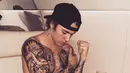 "Aku benar-benar mencintai seni dan membuat tubuhku sebagai kanvasnya. Hal itu sangat menyenangkan," tulisnya dalam akun Instagram pribadi. (instagram/justinbieber)