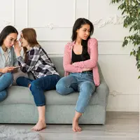 Ilustrasi sindiran, sentilan, menyindir, gosip, rahasia. (Image by Freepik)