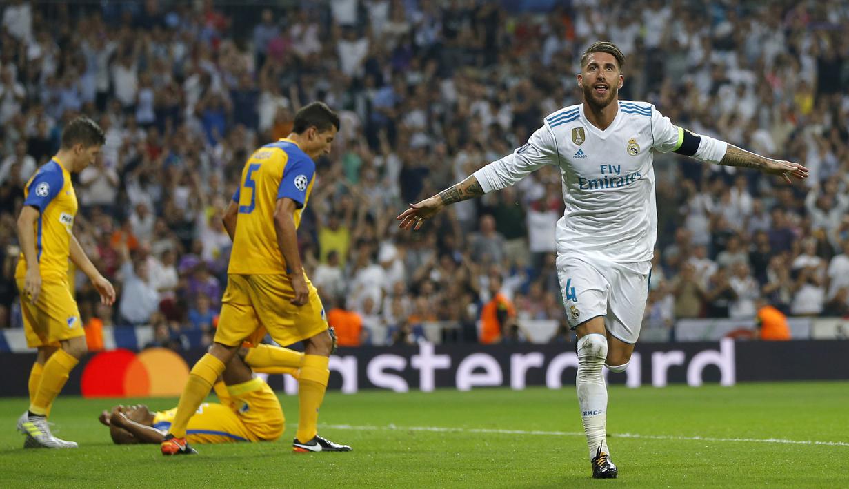 Selebrasi Sergio Ramos setelah mencetak gol ke gawang APOEL Nicosia pada laga grup H Liga Champions di Santiago Bernabeu stadium, Madrid, (13/9/2017). Real Madrid Menang 3-0. (AP/Francisco Seco)