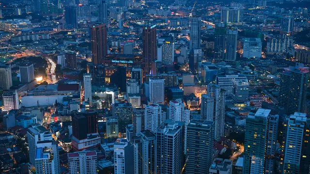 Pemandangan Malam Kuala Lumpur di Tengah Pembatasan Baru COVID-19