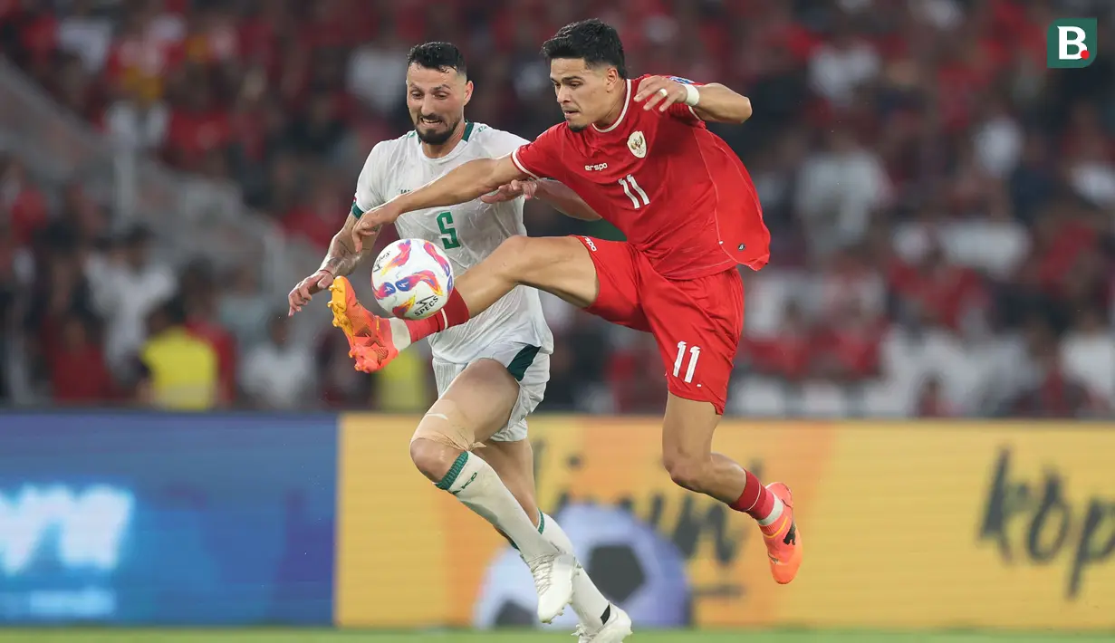 <p>Pemain Timnas Indonesia, Ragnar Oratmangoen (kanan) berusaha mengontrol bola di depan pemain Irak, Rebin Sulaka pada laga Grup F putaran kedua Kualifikasi Piala Dunia 2026 zona Asia antara Timnas Indonesia menghadapi Irak di Stadion Utama Gelora Bung Karno (SUGBK), Senayan, Jakarta, Kamis (6/6/2024). (Bola.com/M Iqbal Ichsan)</p>