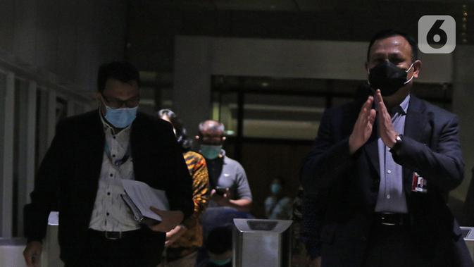 Ketua KPK Firli Bahuri bersiap menggelar konferensi pers terkait Operasi Tangkap Tangan (OTT) atas kasus dugaan suap bansos penanganan covid-19 Kementerian Sosial, di Gedung KPK, Jakarta, Minggu (6/12/2020). Kasus ini menjerat Mensos Juliari Batubara jadi tersangka. (Liputan6.com/Herman Zakharia)