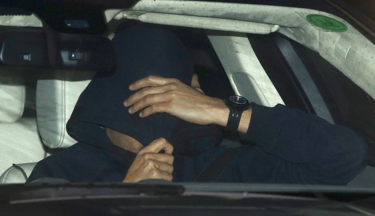 Jose Mourinho menutupi wajahnya saat keluar dari tempat latihan milik Chelsea di Cobham, Inggris, Kamis (17/12). Mourinho resmi dipecat karena dinilai gagal setelah Chelsea terperosok di papan bawah klasemen Liga Premier Inggris. (REUTERS/Peter Nicholls)