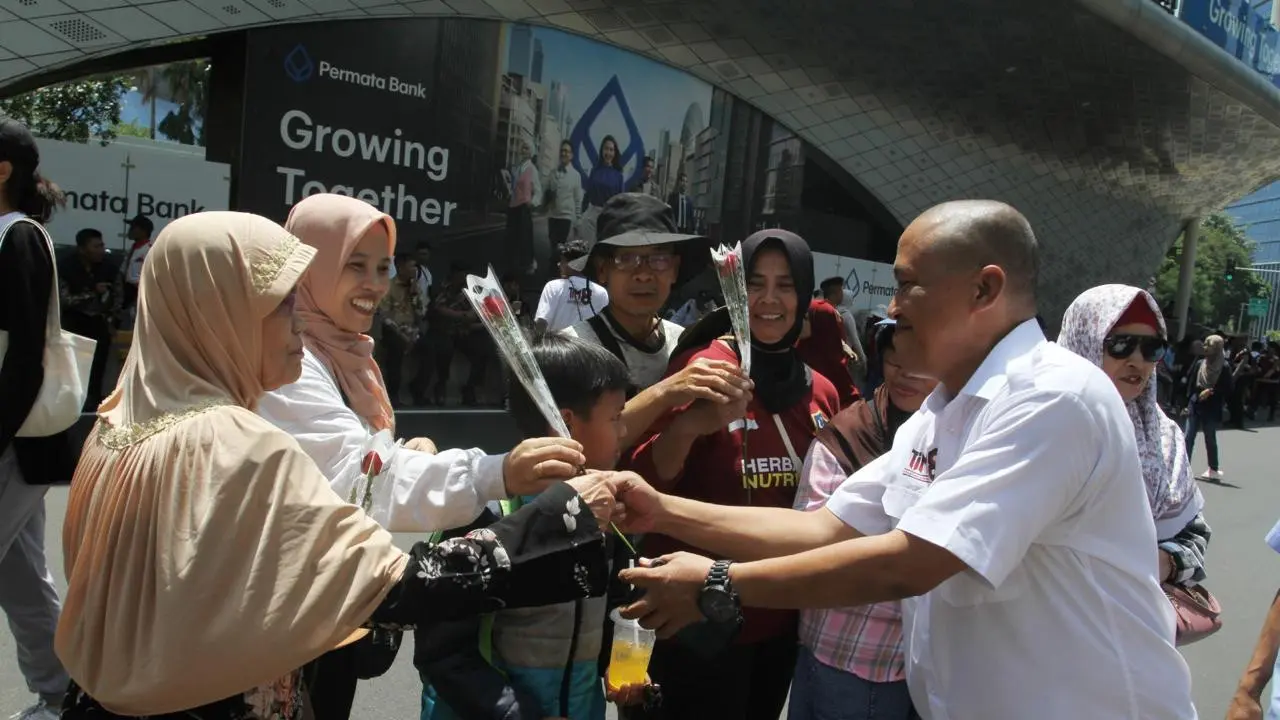 Relawan Tim 8 membagikan 888 kuntum bunga mawar demi memeriahkan momen dilantiknya Presiden dan Wakil Presiden terpilih, Prabowo Subianto-Gibran Rakabuming Raka di area panggung pesta rakyat, Bunderan HI, Jakarta Pusat, Minggu (20/10/2024) siang (Istimewa