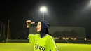 Dalam momen tersebut, Zaskia juga tampil sporty. Wanita 34 tahun ini terlihat dengan pakaian khas pemain softball lengkap dan topi dibalik. Ia tampak menikmati olahraga softball meski usianya tak lagi muda. Sambil olahraga, juga main seru agar tetap bersemangat. (Liputan6.com/IG/@zaskiadyamecca)