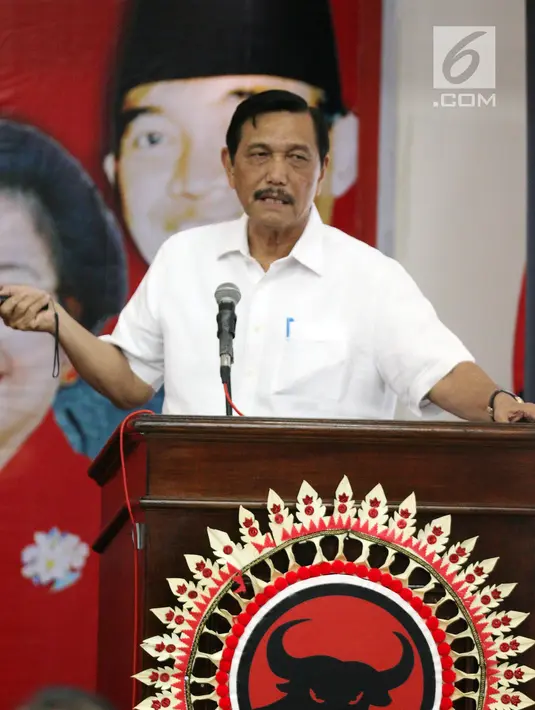 Menko Kemaritiman ‎Luhut Binsar Pandjaitan memberi pemaparan dalam Rakorbidnas III Kemaritiman PDIP, Jakarta, Minggu (8/4). Program ini fokus pada pengembangan Industri Maritim Terintegrasi Gotong Royong (IMT GR). (Liputan6.com/Johan Tallo)