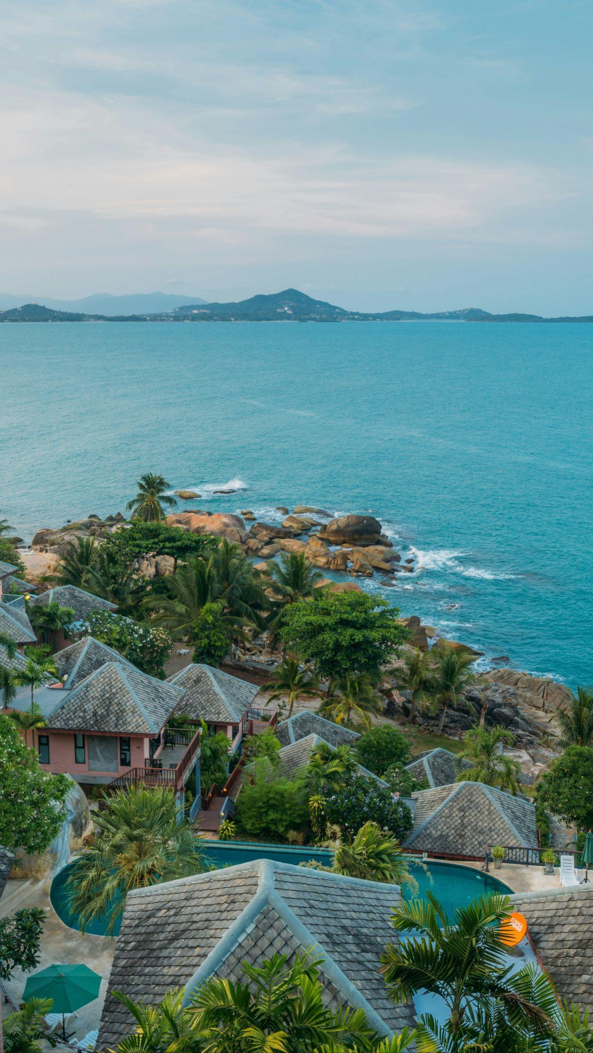 Thailand dengan kekayaan budaya dan keindahan alam yang memukau, telah lama menjadi destinasi impian bagi para pelancong dari seluruh dunia. Dari gemerlapnya kota Bangkok yang modern hingga pantai-pantai eksotis di pulau-pulau tropisnya, Thailand menawark