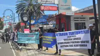 Sejumlah mantan pekerja PT Pikiran Rakyat menggelar unjuk rasa di depan kantor, Jalan Asia Afrika, Kota Bandung, (18/4/2024). (Dikdik Ripaldi/Liputan6.com)