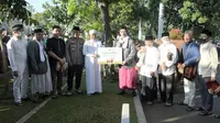 Plh. Gubernur Jawa Barat Uu Ruzhanul Ulum menyerahkan sapi secara simbolis, di Lapangan Gasibu Kota Bandung, Minggu (10/7/2022).