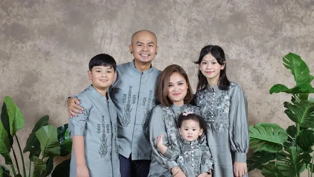 6 Inspirasi Baju Lebaran Keluarga dengan Warna Kalem dari Fuji Utami, Aurel Hermansyah hingga Wendy Cagur