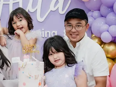 Setiap tahunnya, perayaan ulang tahun Alita selalu memiliki tema yang berbeda dan menarik. Tema-tema tersebut dipilih dengan mempertimbangkan kesukaan dan perkembangan Alita. Dekorasi yang meriah, kue ulang tahun yang cantik, dan kehadiran keluarga dan teman-teman dekat selalu menjadi ciri khas dari perayaan ulang tahun anak sulung Alice Norin ini. (Liputan6.com/IG/@alicenorin)