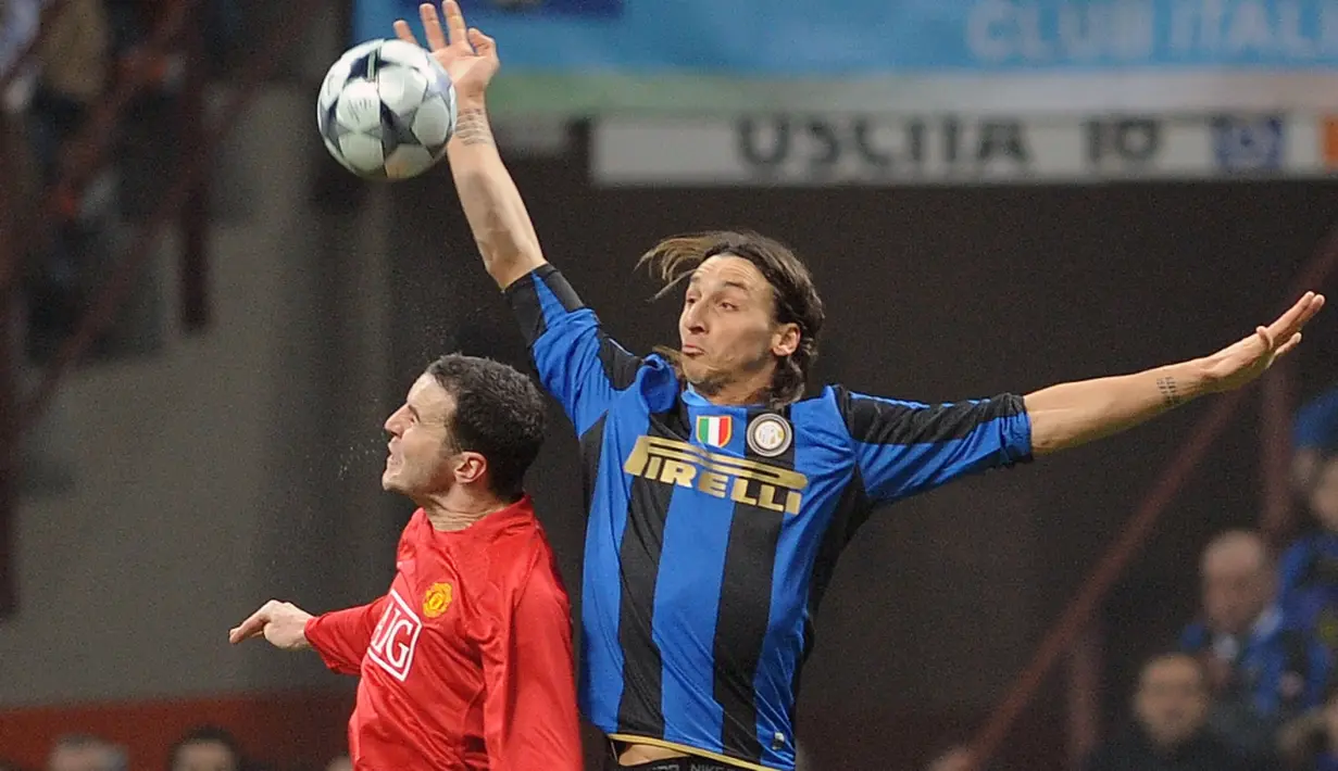 Striker Inter Milan, Zlatan Ibrahimovic, berebut bola dengan pemain MU, John O'Shea, pada leg kedua babak 16 Besar Liga Champions musim 2008/2009 di Stadion Old Trafford, Manchester, (11/3/2009). MU menang 2-0. (AFP/Christophe Simon)