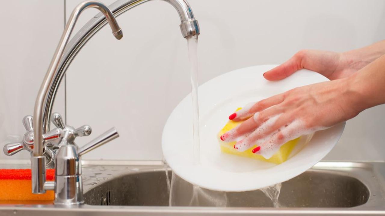 5. Tidak Membilas Peralatan Dapur dengan Baik<br>