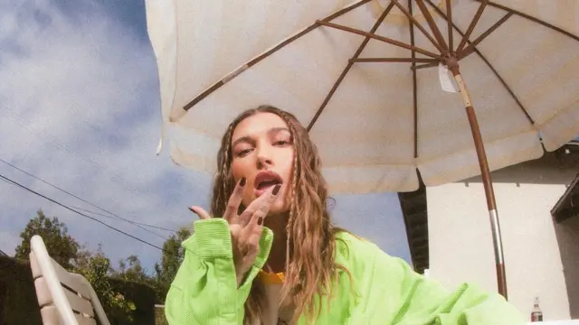 Hailey Bieber curhat saat kena mini stroke.