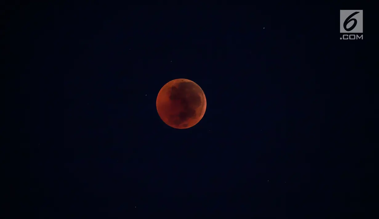 Foto fase gerhana bulan total dI langit kota Jakarta, Sabtu (28/7) dini hari. Gerhana bulan total tahun ini merupakan fenomena langka karena terjadi selama 1 jam 43 menit atau merupakan gerhana terlama yang terjadi di abad ini. (Liputan6.com/Johan Tallo)