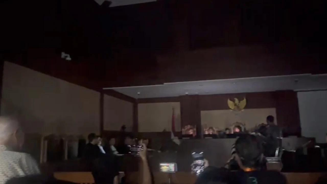 Detik-Detik Listrik Padam di Ruang Sidang saat Nadiem Bacakan Pleidoi