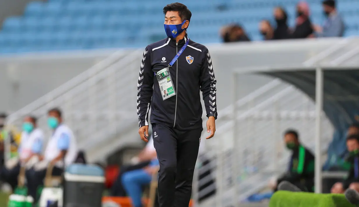 Dengan adanya rumor Kim Do-hoon menjadi salah satu pilihan pelatih baru Persib Bandung, Bobotoh tentu sudah tidak sabar untuk menanti kepastian tersebut. Maung Bandung punya waktu 25 hari lagi untuk memastikan nahkoda anyarnya. Mengacu jadwal yang sudah dirilis PSSI, Persib punya empat pertandingan lagi bersama caretaker Budiman, sebelum menetapkan pelatih baru. (AFP/Karim Jaafar)