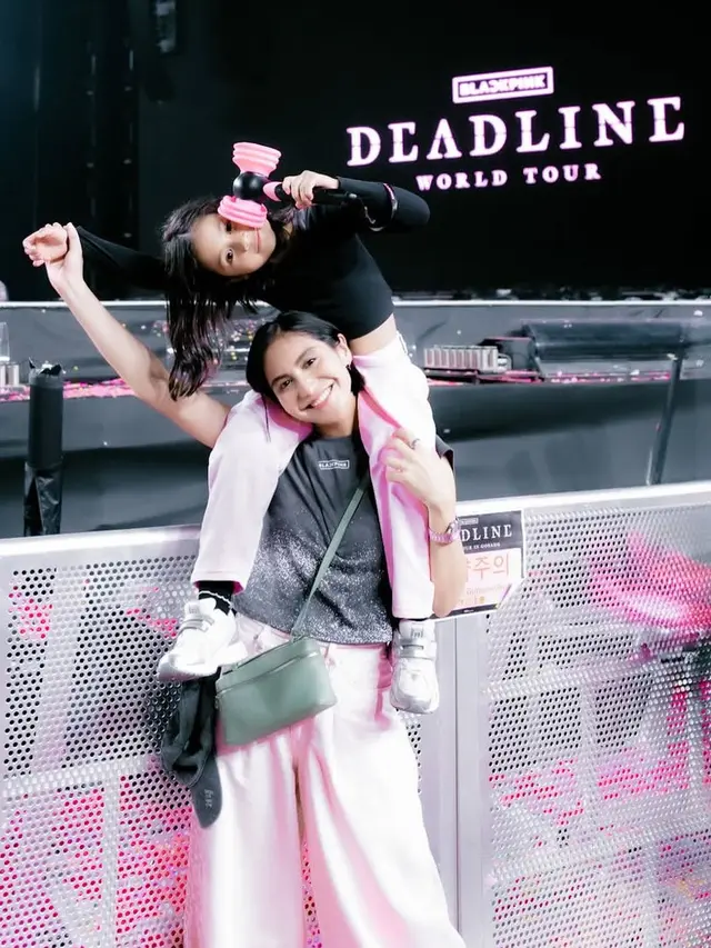 Caca Tengker saat Nonton Konser Blackpink Langsung dari Korea Selatan.