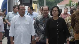 Menkeu Sri Mulyani bersama Menhub Budi Karya saat menghadiri pameran barang yang di lelang di Galeri Nasional, Jakarta, Rabu (28/2). Direktorat Jenderal Kekayaan Negara (DJKN) menyelenggarakan lelang sukarela. (Liputan6.com/Angga Yuniar)