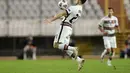 Penyerang Portugal, Diogo Jota mengontrol bola saat bertanding melawan Kroasia pada pertandingan UEFA Nations League di stadion Poljud di Split, Kroasia, Selasa (17/11/2020). Portugal menang tipis atas Kroasia 3-2. (AP Photo / Darko Bandic)