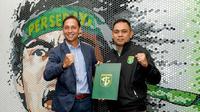 Wolfgang Pikal resmi mendampingi Alfred Riedl di Persebaya. (Bola.com/Dok. Persebaya)