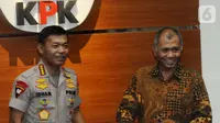 Pimpinan KPK Agus Rahardjo (kanan) dan Kapolri Jenderal Idham Azis (kiri) usai menggelar pertemuan tertutup di Gedung KPK, Jakarta, Senin (4/11/2019). Pertemuan membahas sinkronisasi antara Kepolisian dengan KPK. (merdeka.com/Dwi Narwoko)