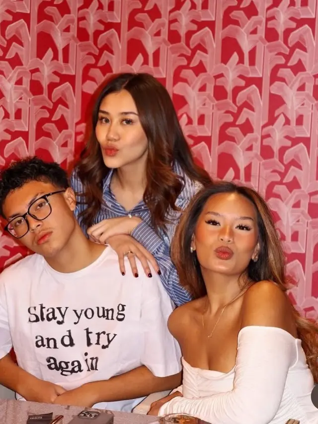 Zahwa Massaid saat hangout bersama kedua adiknya. [@aaliyah.massaid]