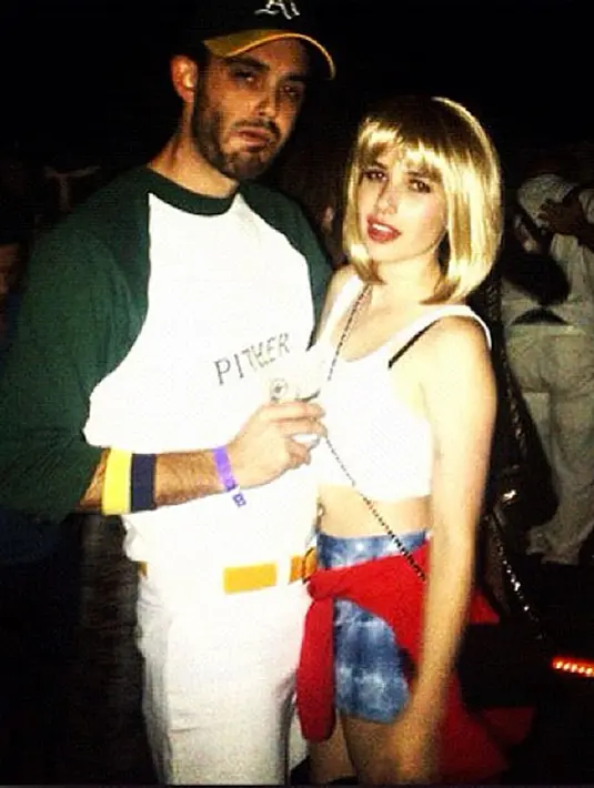 Keponakan dari Julia Roberts, Emma Roberts memakai kostum Halloween sebagai Vivian di film 'Pretty Woman' dimana sang bibi menjadi pemeran utama. (via people.com)