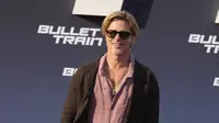 Brad Pitt tampil pakai rok di pemutaran film Bullet Train di Berlin. (dok. AP Photo/Markus Schreiber)