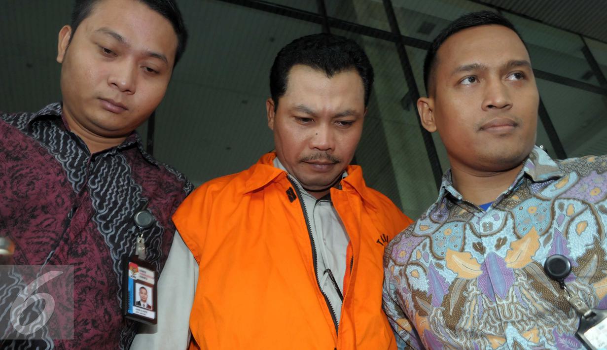 Dandung merupakan Senior Manager PT Brantas Abipraya yang terkena OTT usai memberi uang suap kepada perantara guna menghentikan penyelidikan kasus di Kejati DKI Jakarta, Jakarta, Jumat (4/1). (Liputan6.com/Helmi Afandi) 