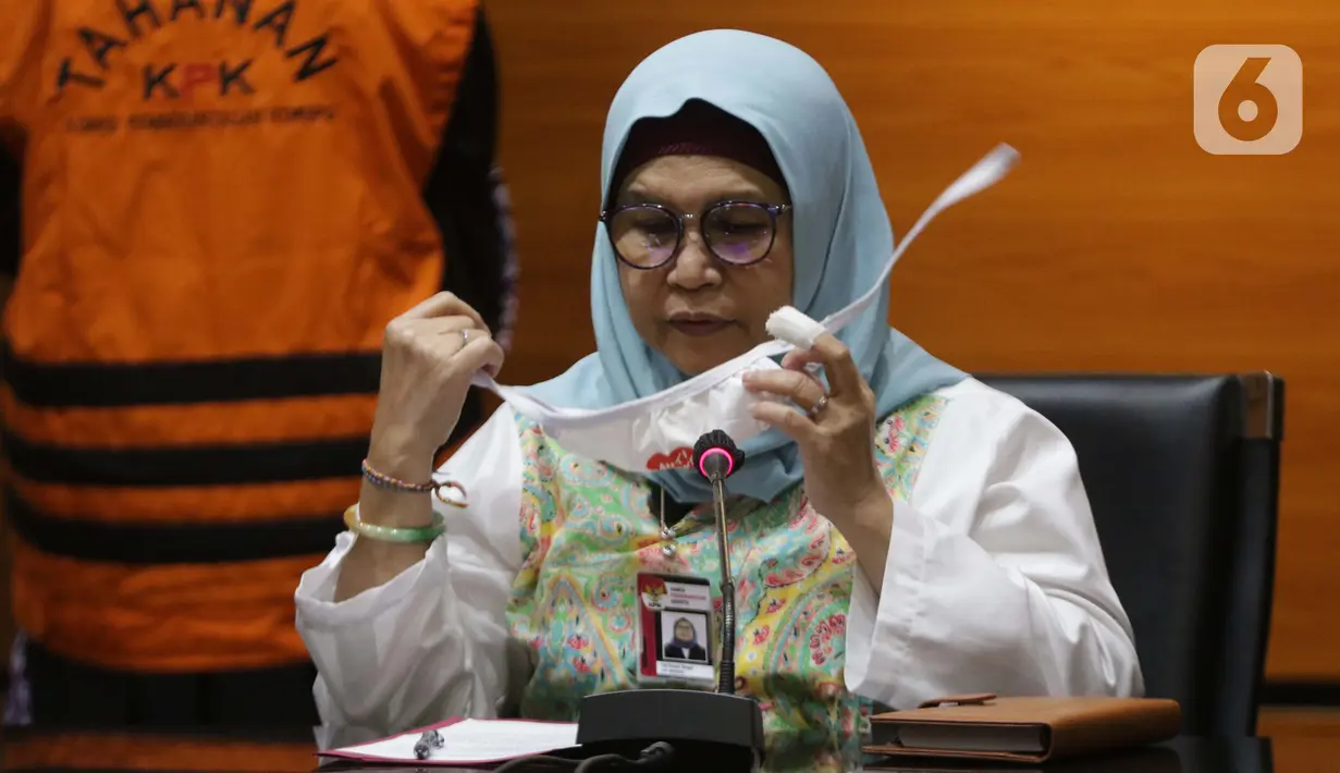 Wakil Ketua KPK, Lili Pintauli Siregar bersiap menyampaikan keterangan terkait penahanan Anggota DPRD Propinsi Jawa Barat periode 2014-2019 Ade Barkah Surahman dan Siti Aisyah Tuti Handayani di Gedung KPK, Jakarta, Kamis (15/4/2021). (Liputan6.com/Helmi Fithriansyah)