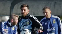 Lionel Messi mengontrol bola pada sesi latihan bersama timnas Argentina di Buenos Aires, Argentina, Rabu (23/5). Argentina mempersiapkan diri menghadapi pertandingan persahabatan melawan Haiti pada 29 Mei menjelang Piala Dunia 2018. (AP/Victor R. Caivano)